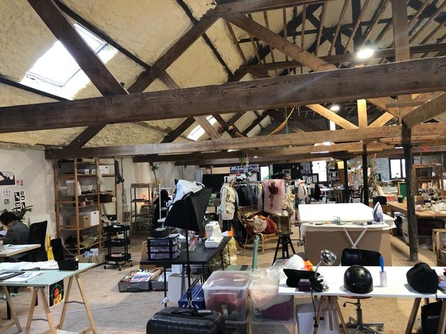 Sculptors, creators, painters and craftsmen work together in the artist studios of the Abeille Blanche, located on the third floor of the building. 